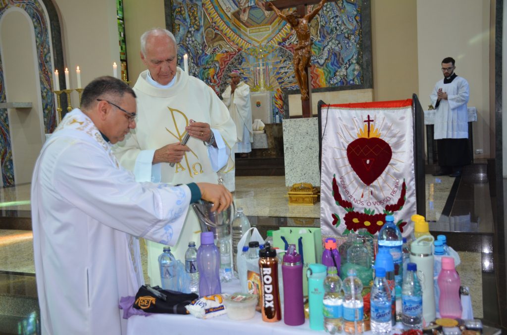 Dom Henrique preside missa de entronização da nova imagem do Sagrado Coração de Jesus
