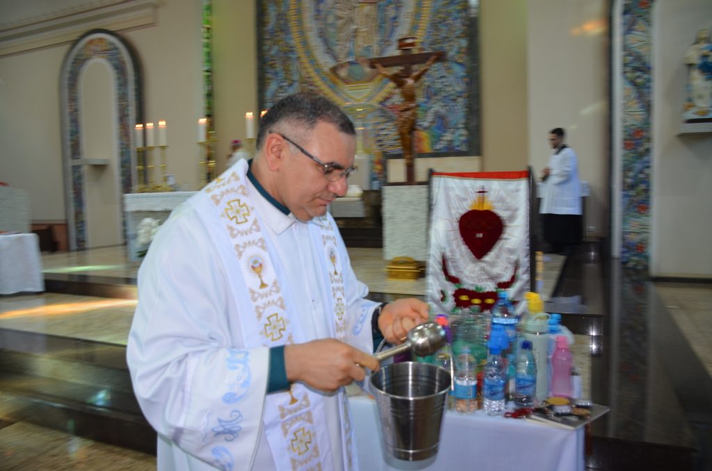 Dom Henrique preside missa de entronização da nova imagem do Sagrado Coração de Jesus