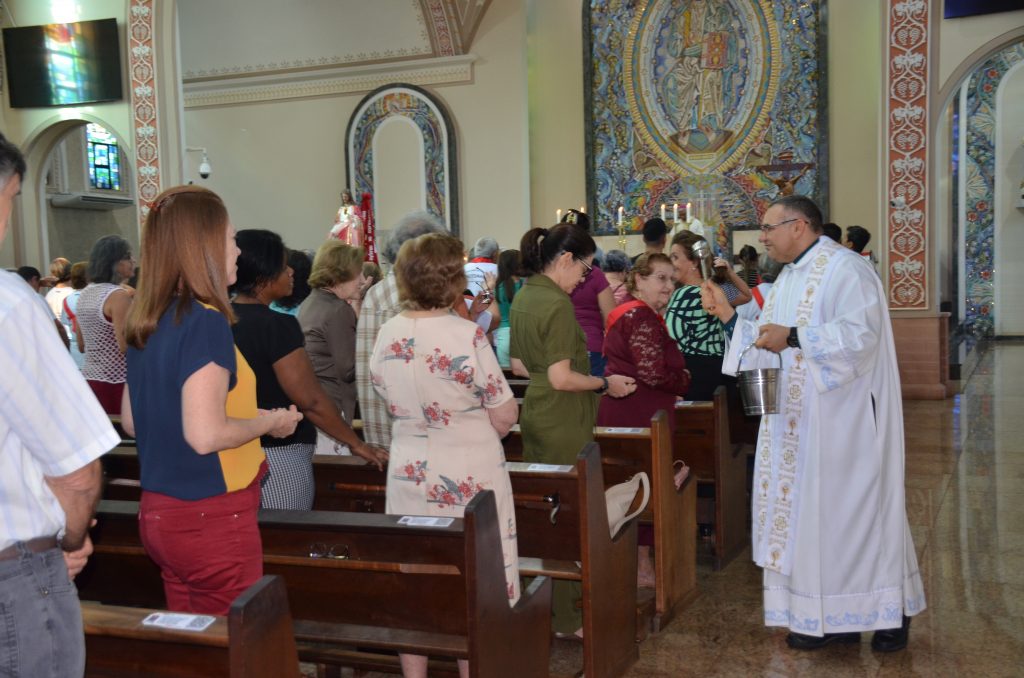 Dom Henrique preside missa de entronização da nova imagem do Sagrado Coração de Jesus