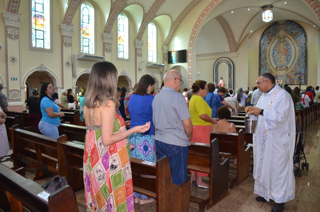 Dom Henrique preside missa de entronização da nova imagem do Sagrado Coração de Jesus