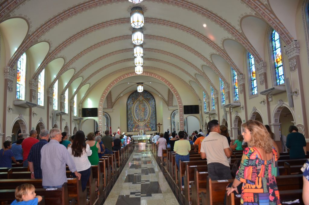 Dom Henrique preside missa de entronização da nova imagem do Sagrado Coração de Jesus