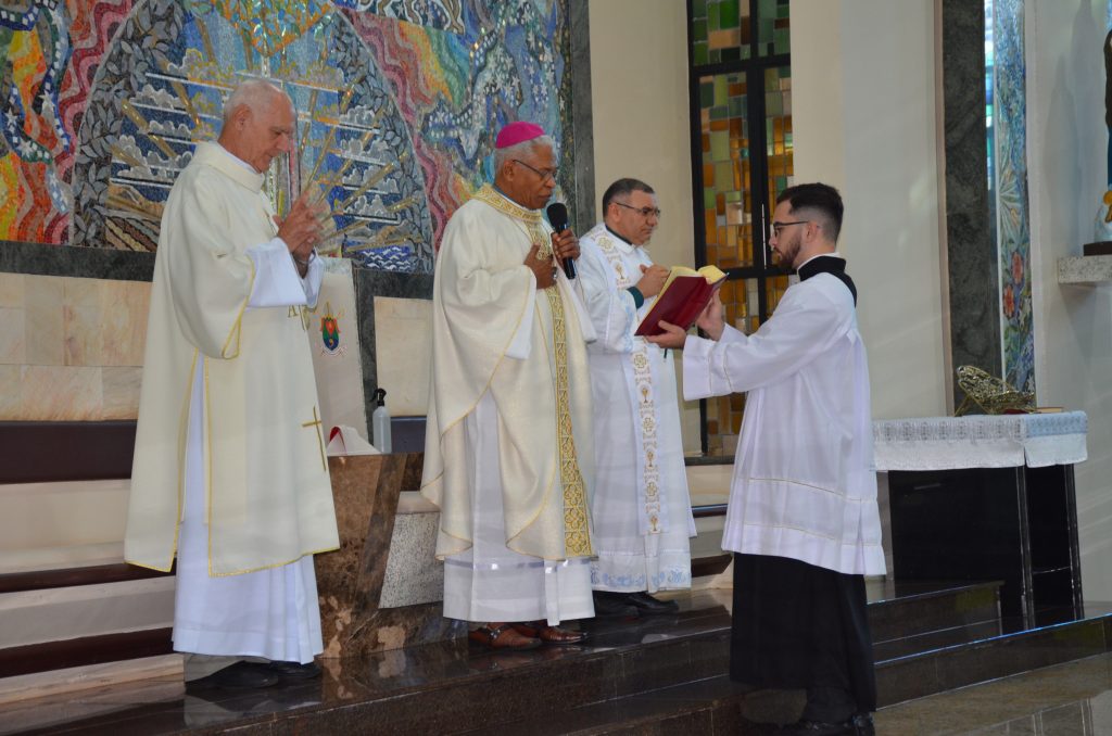 Dom Henrique preside missa de entronização da nova imagem do Sagrado Coração de Jesus