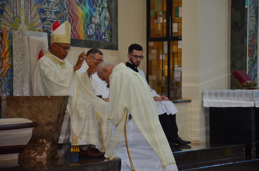 Dom Henrique preside missa de entronização da nova imagem do Sagrado Coração de Jesus