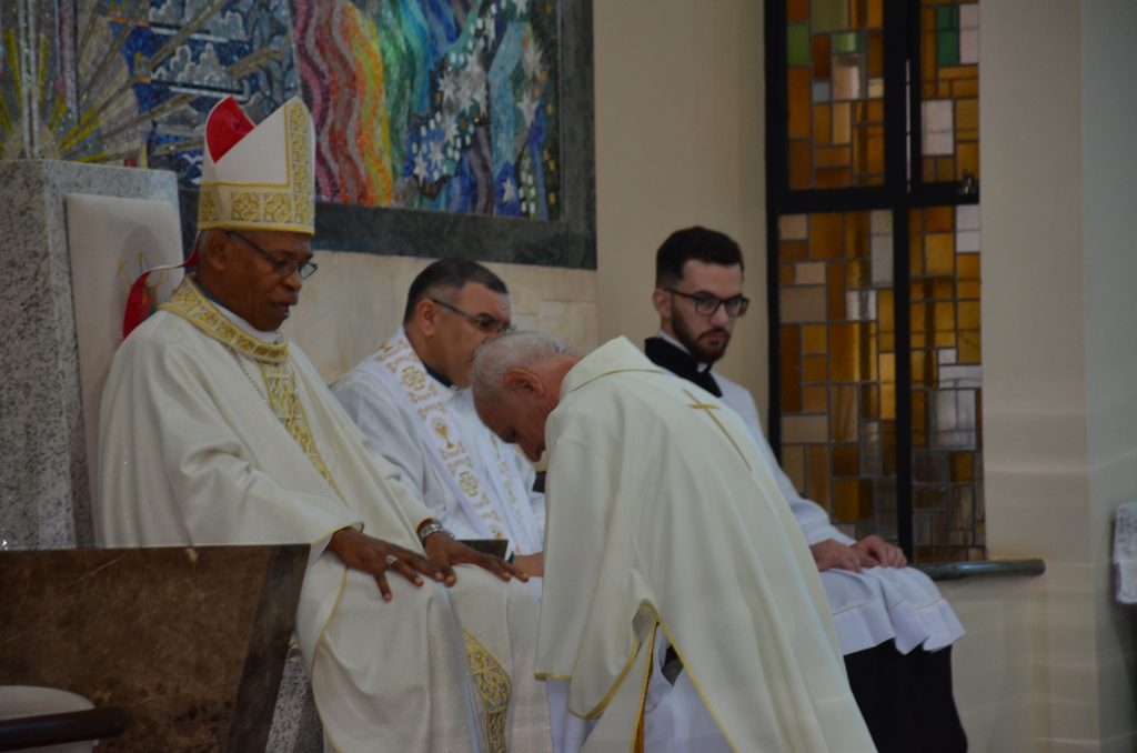 Dom Henrique preside missa de entronização da nova imagem do Sagrado Coração de Jesus