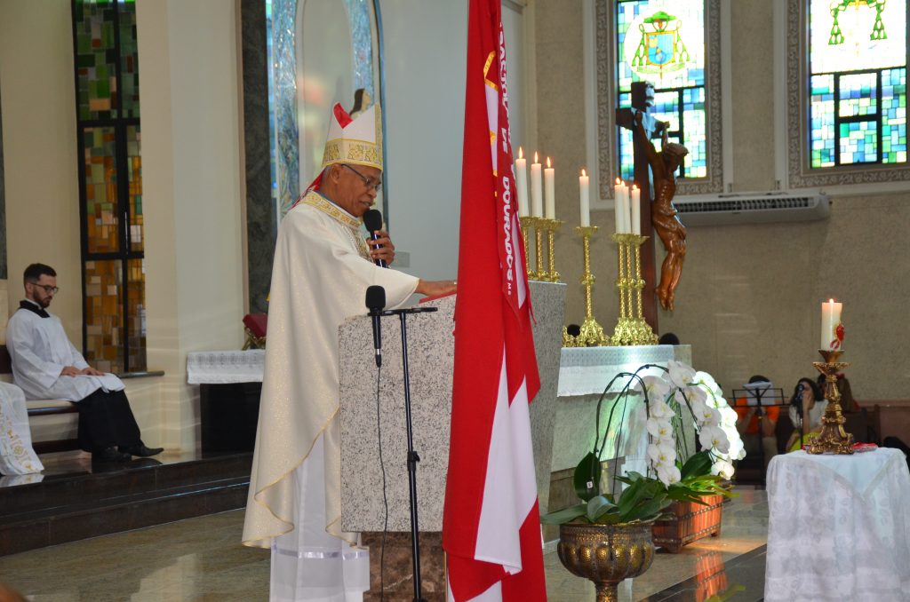 Dom Henrique preside missa de entronização da nova imagem do Sagrado Coração de Jesus