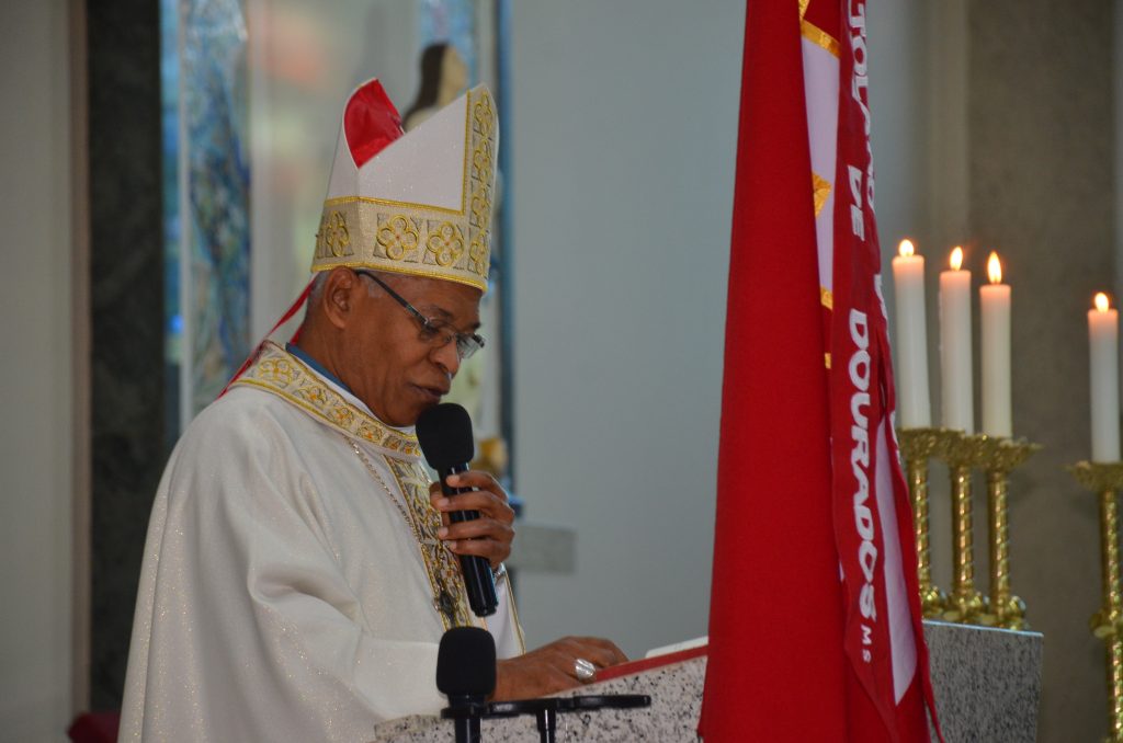 Dom Henrique preside missa de entronização da nova imagem do Sagrado Coração de Jesus