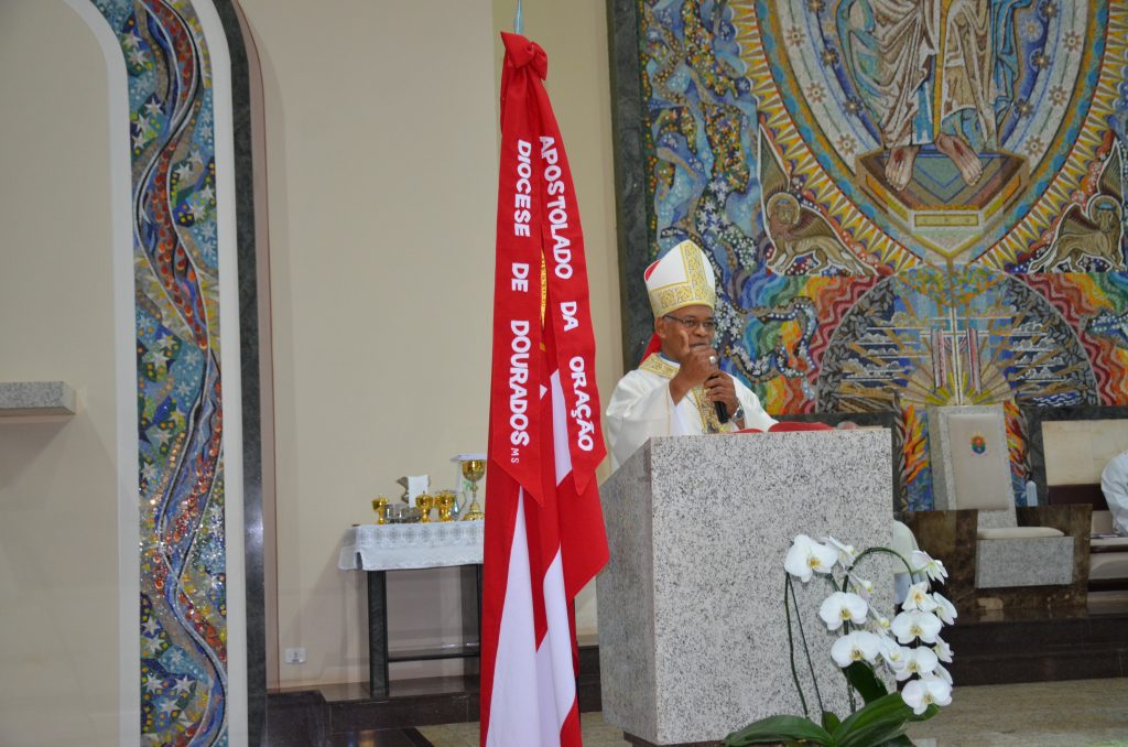 Dom Henrique preside missa de entronização da nova imagem do Sagrado Coração de Jesus