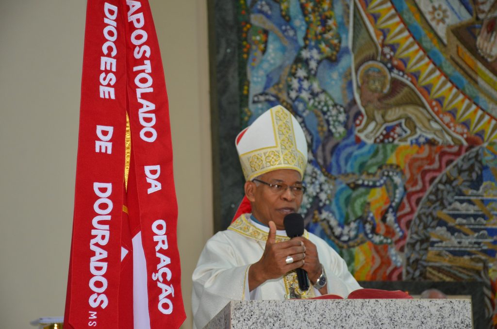 Dom Henrique preside missa de entronização da nova imagem do Sagrado Coração de Jesus