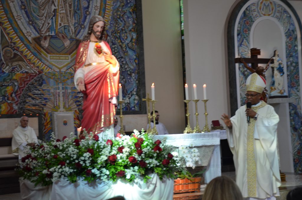 Dom Henrique preside missa de entronização da nova imagem do Sagrado Coração de Jesus