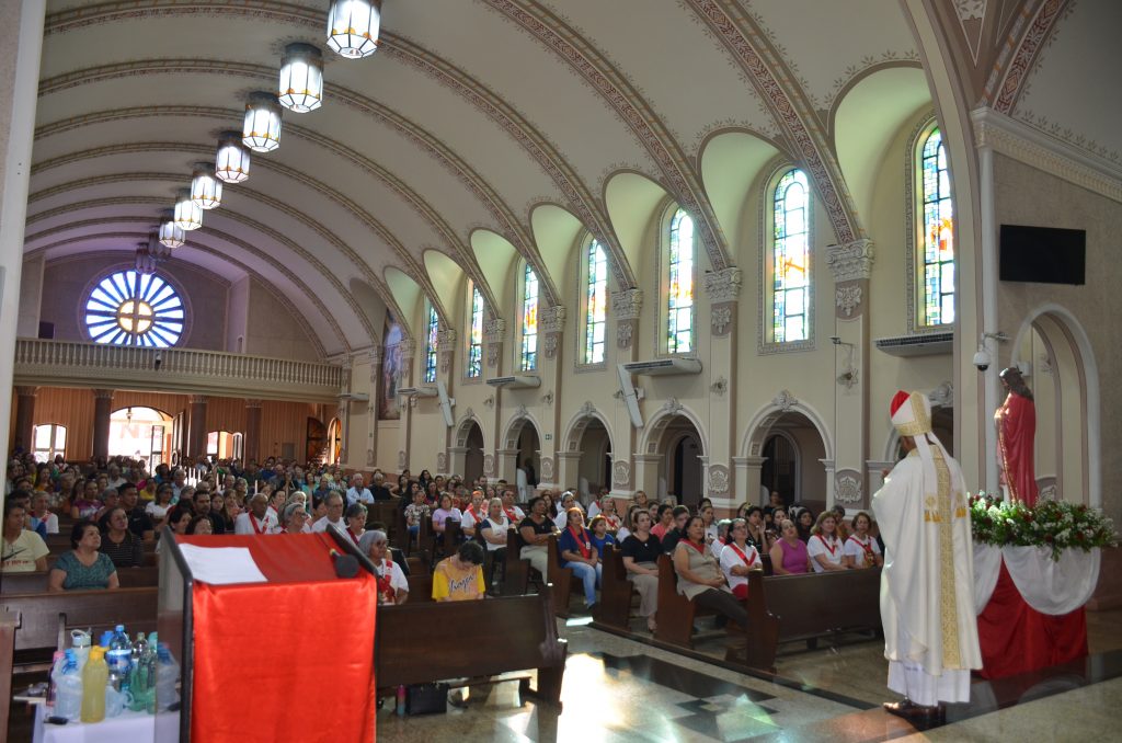 Dom Henrique preside missa de entronização da nova imagem do Sagrado Coração de Jesus