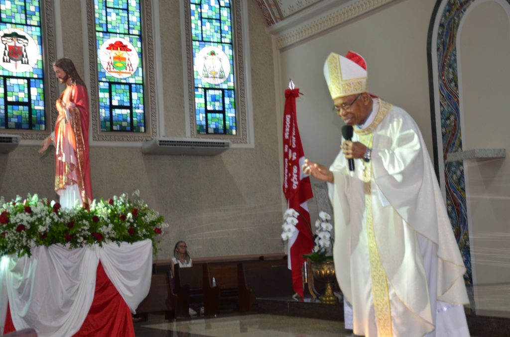 Dom Henrique preside missa de entronização da nova imagem do Sagrado Coração de Jesus