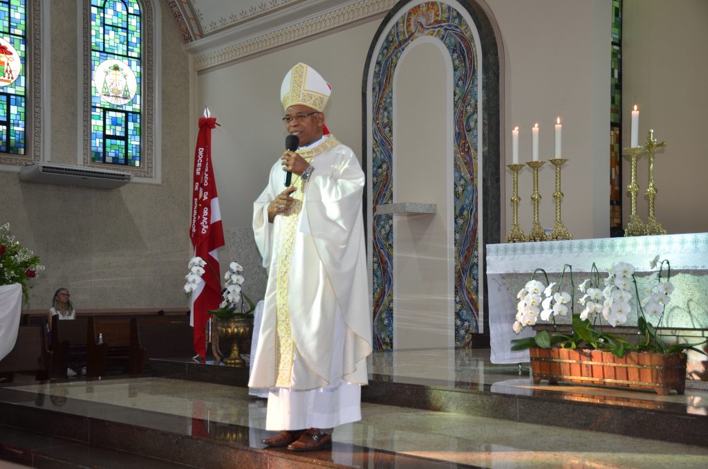 Dom Henrique preside missa de entronização da nova imagem do Sagrado Coração de Jesus