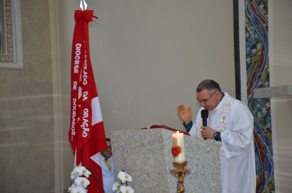 Dom Henrique preside missa de entronização da nova imagem do Sagrado Coração de Jesus