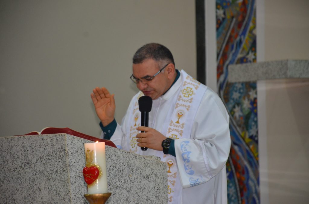 Dom Henrique preside missa de entronização da nova imagem do Sagrado Coração de Jesus