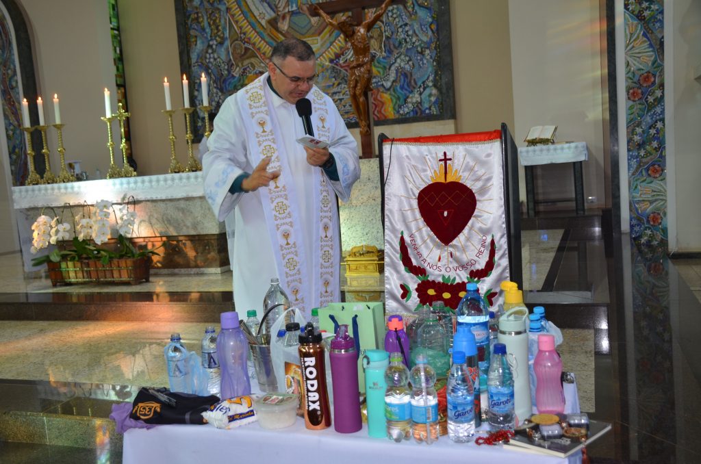 Dom Henrique preside missa de entronização da nova imagem do Sagrado Coração de Jesus