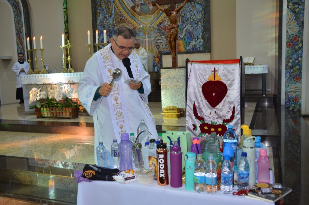 Dom Henrique preside missa de entronização da nova imagem do Sagrado Coração de Jesus
