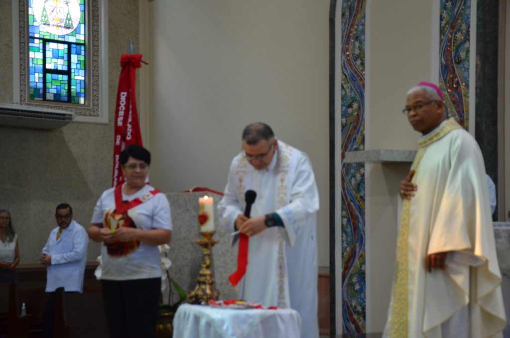 Dom Henrique preside missa de entronização da nova imagem do Sagrado Coração de Jesus