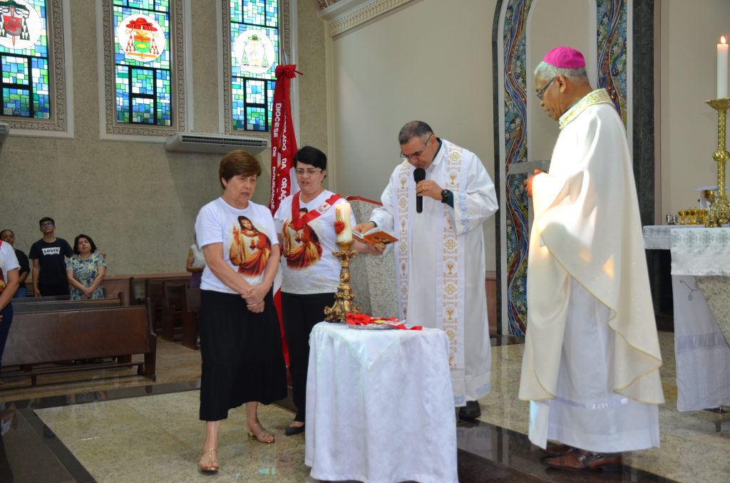 Dom Henrique preside missa de entronização da nova imagem do Sagrado Coração de Jesus