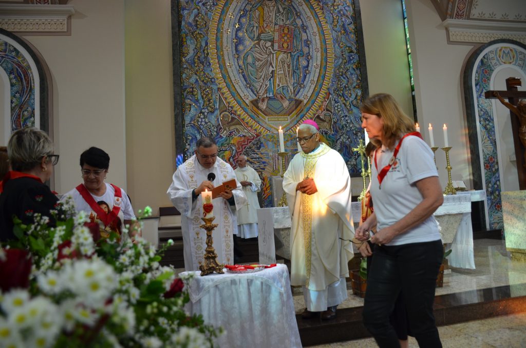 Dom Henrique preside missa de entronização da nova imagem do Sagrado Coração de Jesus