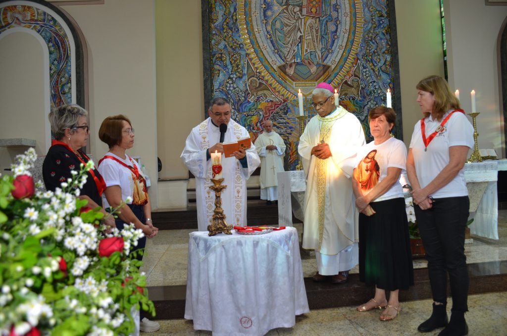 Dom Henrique preside missa de entronização da nova imagem do Sagrado Coração de Jesus