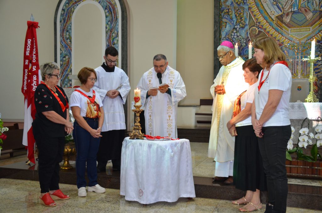 Dom Henrique preside missa de entronização da nova imagem do Sagrado Coração de Jesus