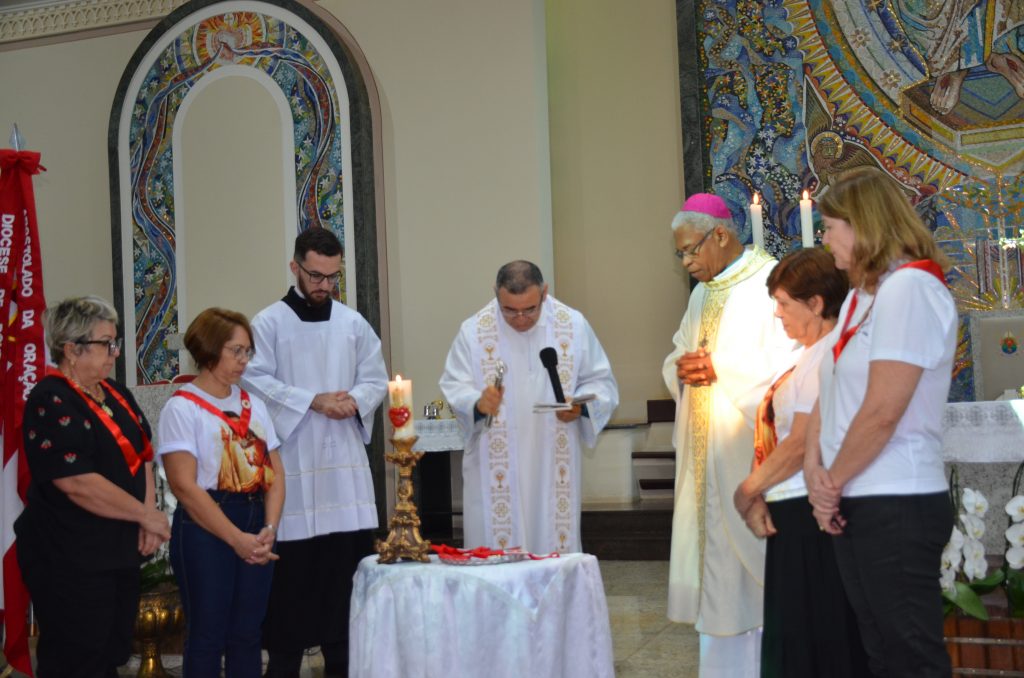 Dom Henrique preside missa de entronização da nova imagem do Sagrado Coração de Jesus