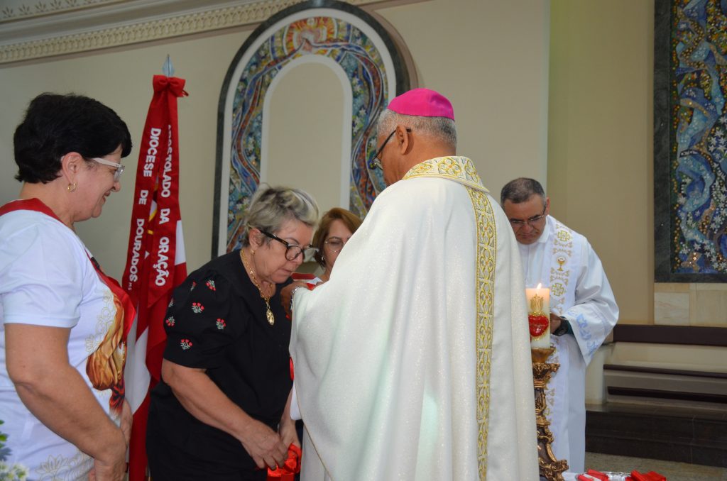 Dom Henrique preside missa de entronização da nova imagem do Sagrado Coração de Jesus