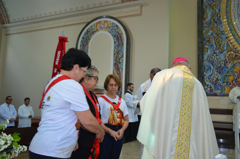 Dom Henrique preside missa de entronização da nova imagem do Sagrado Coração de Jesus