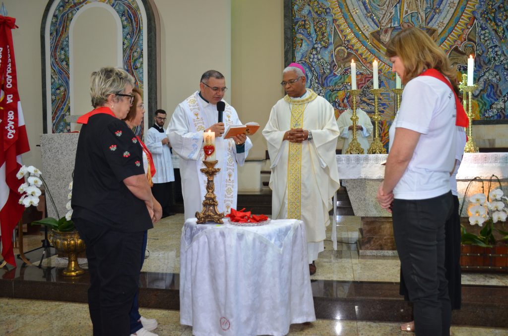 Dom Henrique preside missa de entronização da nova imagem do Sagrado Coração de Jesus