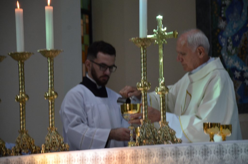 Dom Henrique preside missa de entronização da nova imagem do Sagrado Coração de Jesus