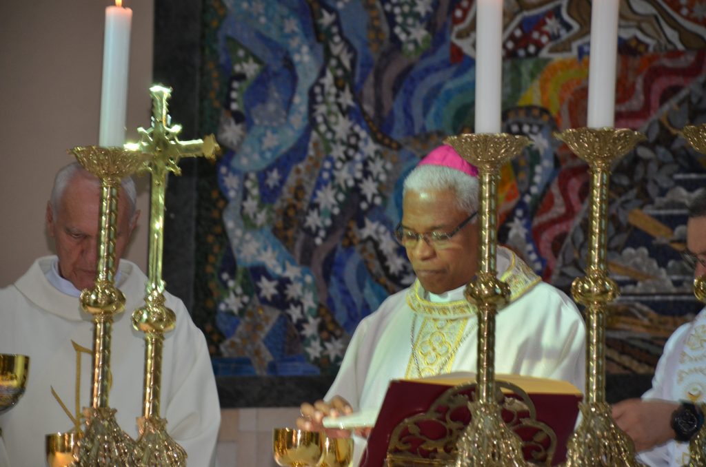 Dom Henrique preside missa de entronização da nova imagem do Sagrado Coração de Jesus