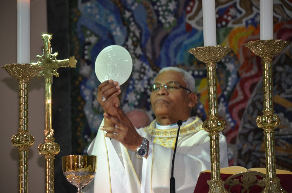 Dom Henrique preside missa de entronização da nova imagem do Sagrado Coração de Jesus