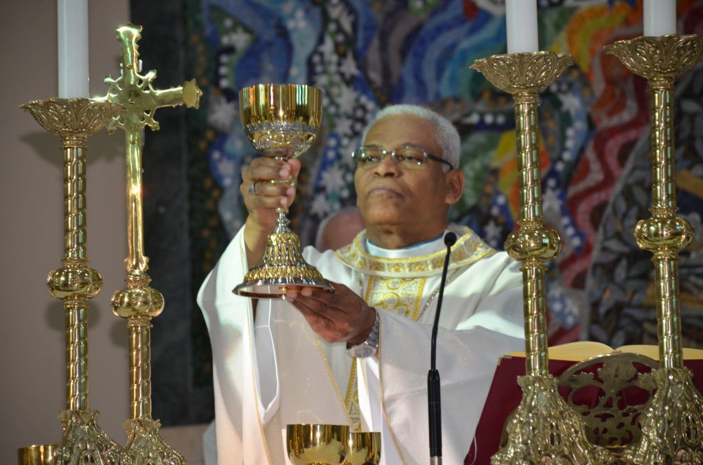 Dom Henrique preside missa de entronização da nova imagem do Sagrado Coração de Jesus
