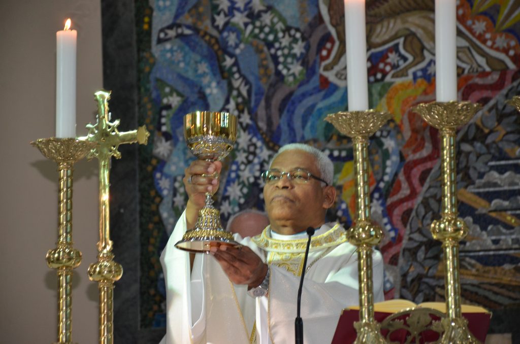 Dom Henrique preside missa de entronização da nova imagem do Sagrado Coração de Jesus