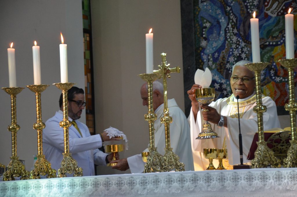 Dom Henrique preside missa de entronização da nova imagem do Sagrado Coração de Jesus