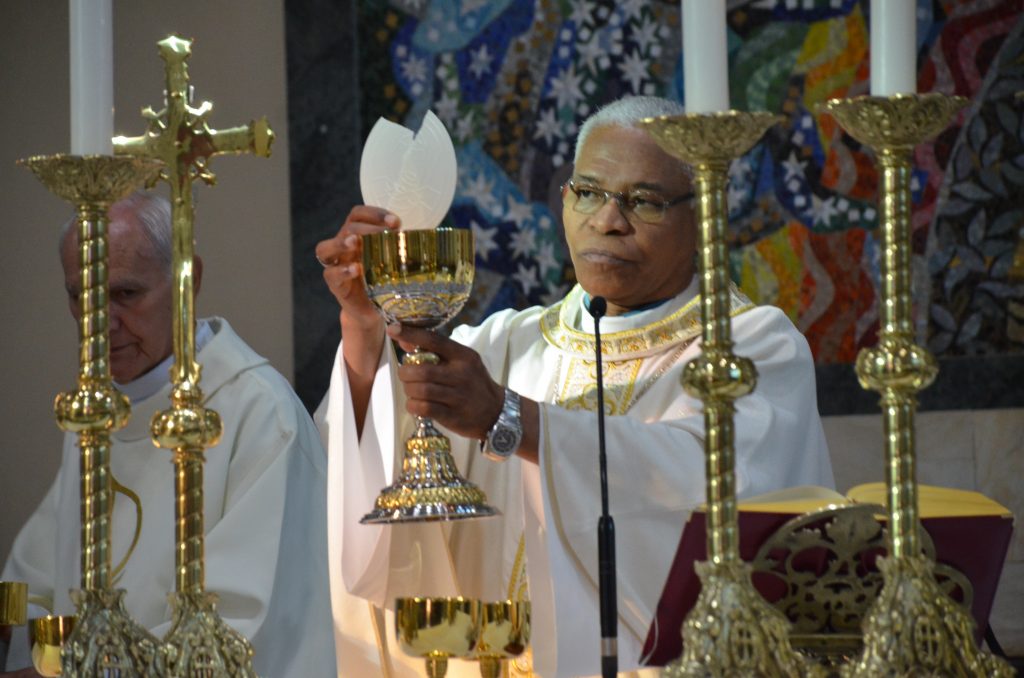 Dom Henrique preside missa de entronização da nova imagem do Sagrado Coração de Jesus