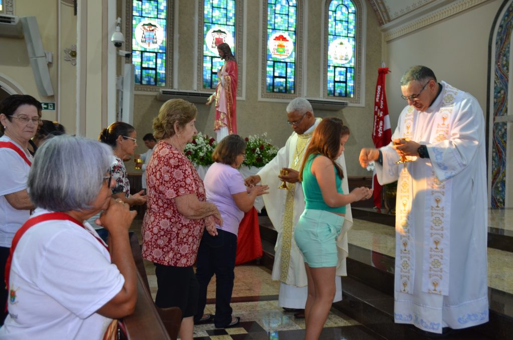 Dom Henrique preside missa de entronização da nova imagem do Sagrado Coração de Jesus