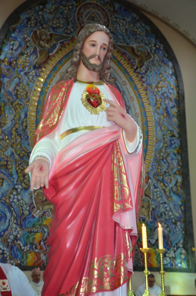 Dom Henrique preside missa de entronização da nova imagem do Sagrado Coração de Jesus