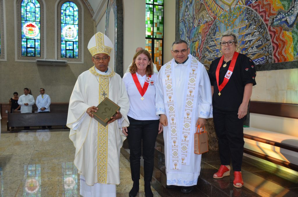 Dom Henrique preside missa de entronização da nova imagem do Sagrado Coração de Jesus