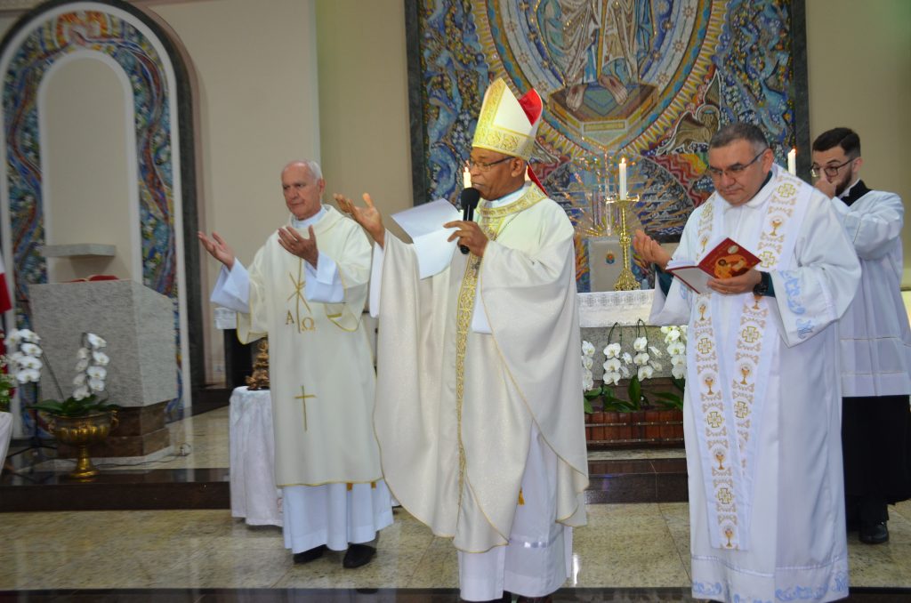 Dom Henrique preside missa de entronização da nova imagem do Sagrado Coração de Jesus