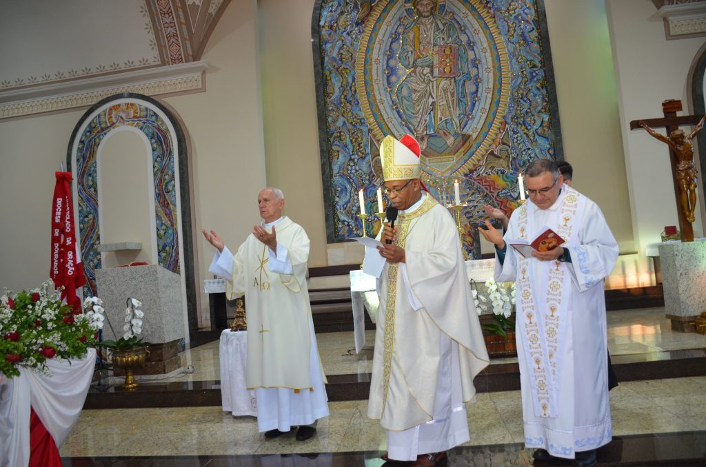 Dom Henrique preside missa de entronização da nova imagem do Sagrado Coração de Jesus