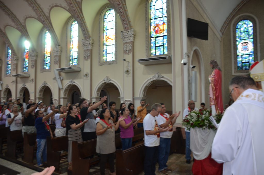 Dom Henrique preside missa de entronização da nova imagem do Sagrado Coração de Jesus