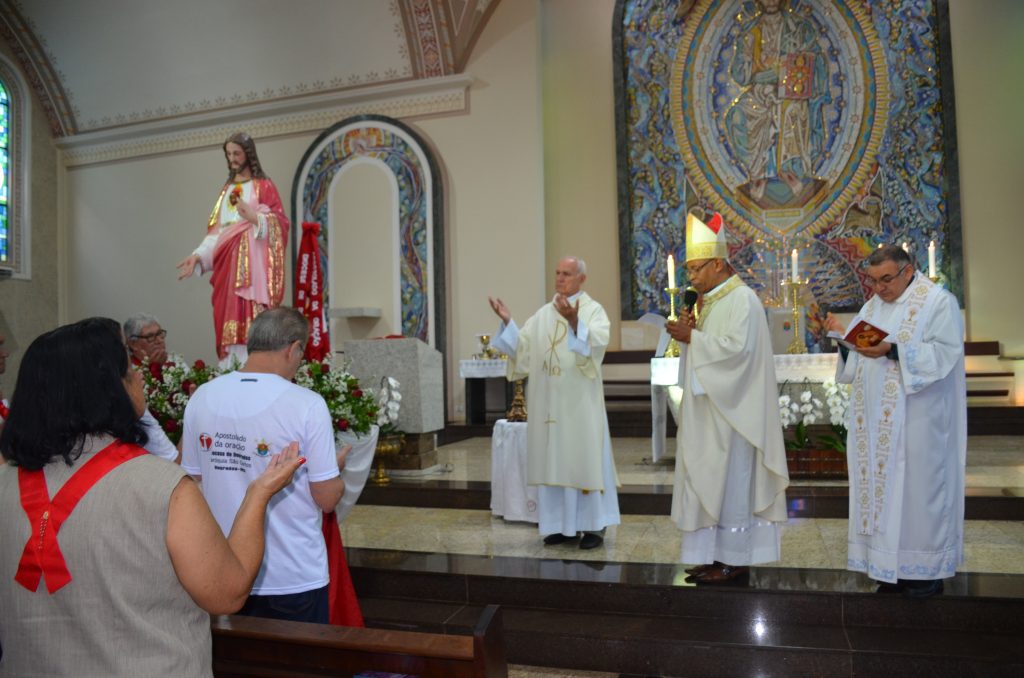 Dom Henrique preside missa de entronização da nova imagem do Sagrado Coração de Jesus