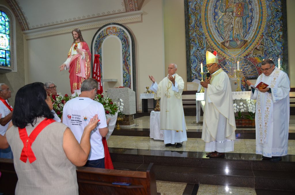 Dom Henrique preside missa de entronização da nova imagem do Sagrado Coração de Jesus