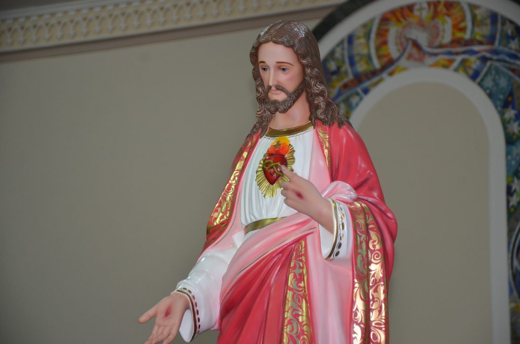 Dom Henrique preside missa de entronização da nova imagem do Sagrado Coração de Jesus