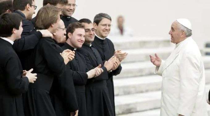 Na carta, o papa condena os católicos marcados “pela intransigência doutrinal e pelo esteticismo litúrgico, formas e maneiras nas quais a mundanidade ‘se esconde atrás de aparências de religiosidade e até de amor à Igreja», mas na realidade «consiste em buscar, em vez da glória do Senhor, a glória humana e o bem-estar pessoal’