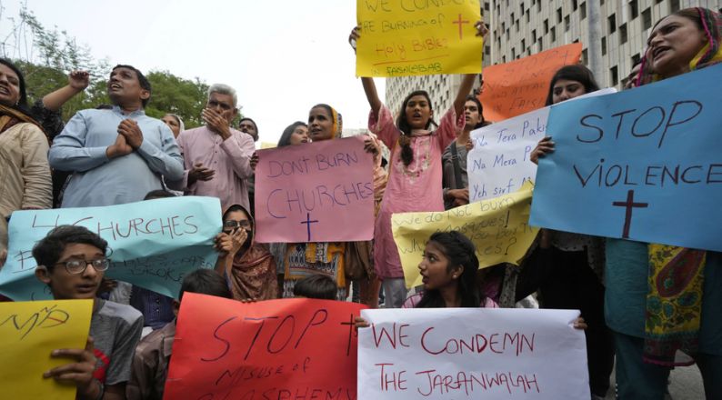 Paquistão: 21 igrejas arrasadas, 1.000 cristãos afetados. Islamistas atacam imagens de Jesus e Maria