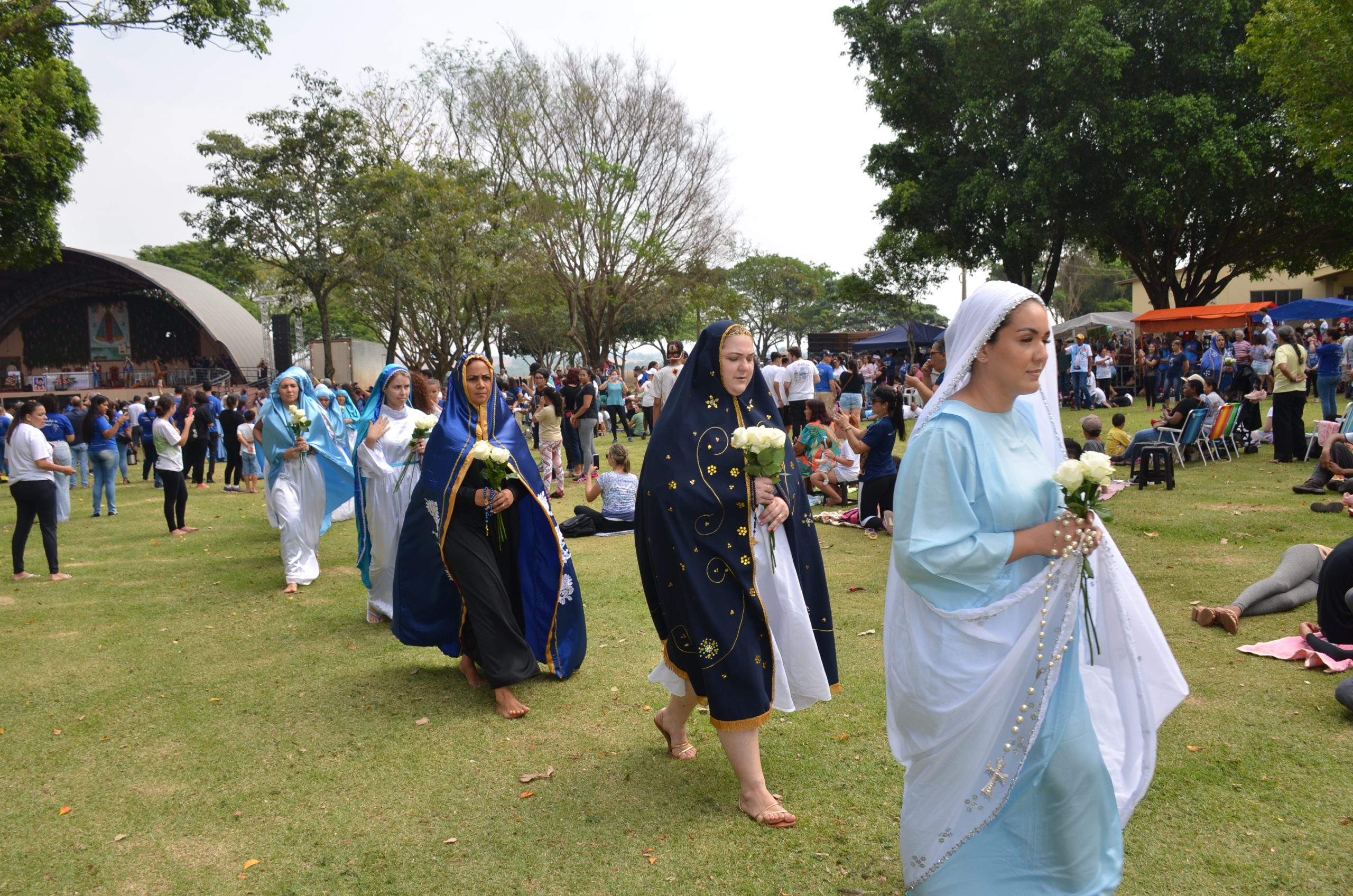 Romaria de N.Sra. Aparecida leva milhares de fiéis ao Santuário de Vila São Pedro Romaria de N.Sra. Aparecida leva milhares de fiéis ao Santuário de Vila São Pedro