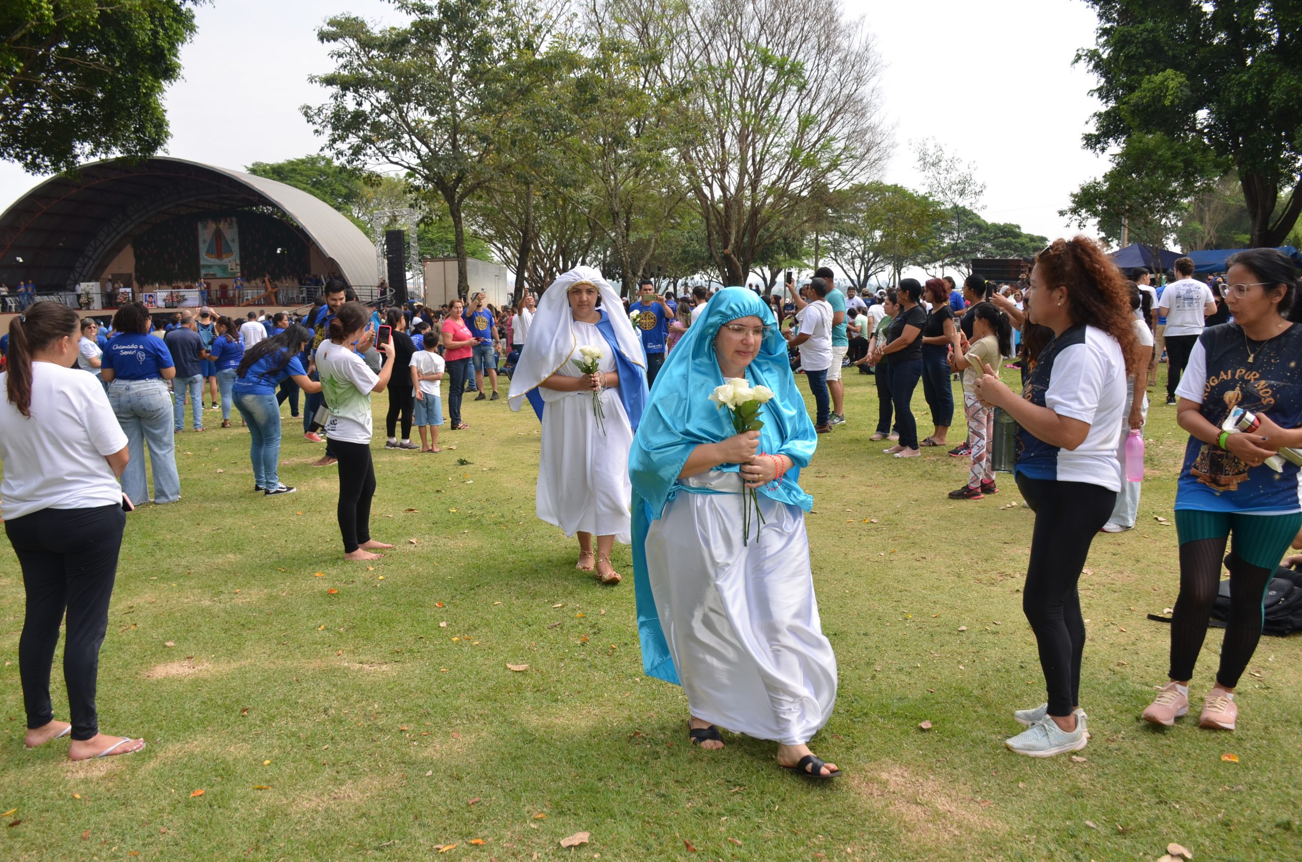 Romaria de N.Sra. Aparecida leva milhares de fiéis ao Santuário de Vila São Pedro Romaria de N.Sra. Aparecida leva milhares de fiéis ao Santuário de Vila São Pedro