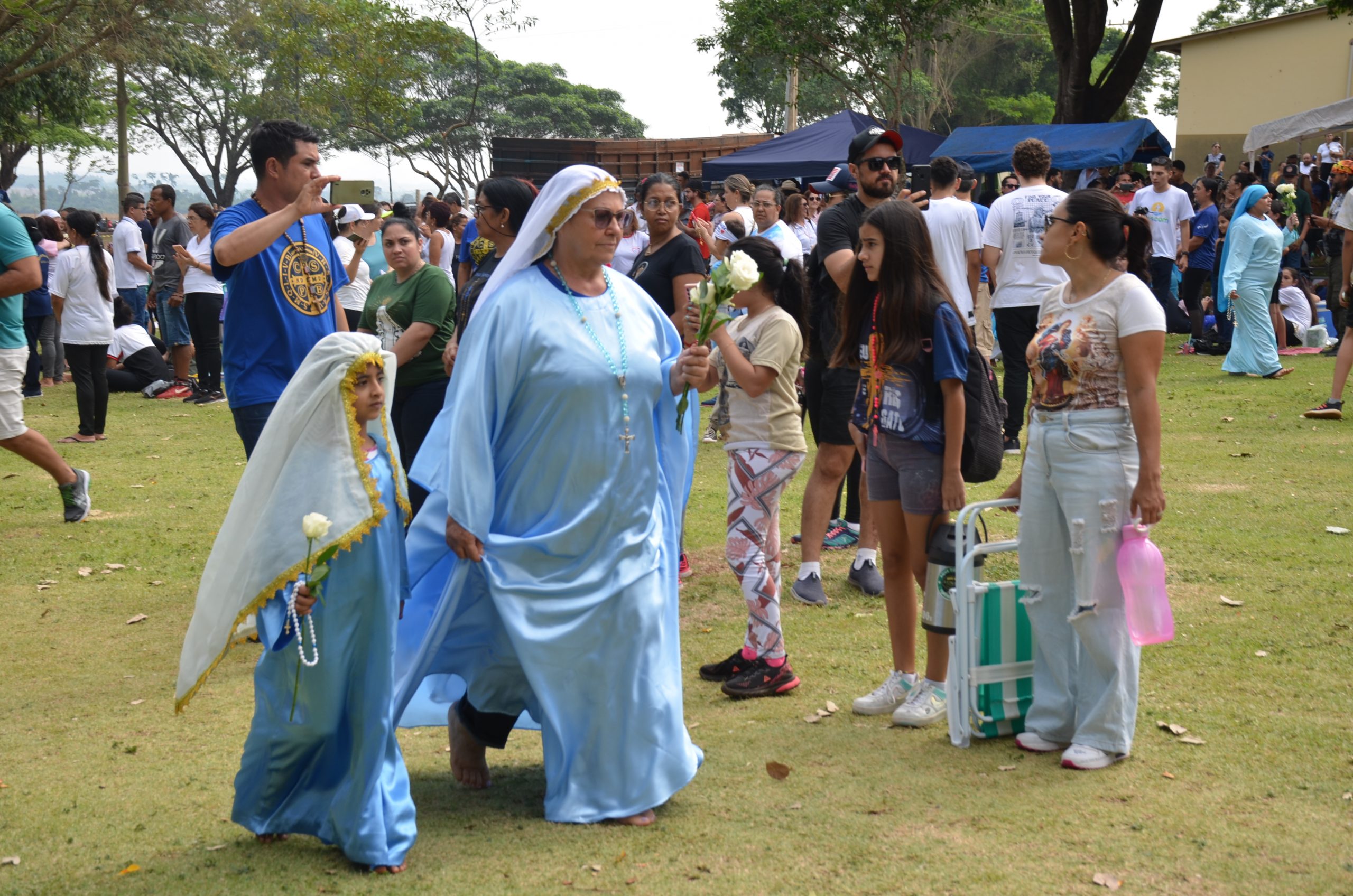 Romaria de N.Sra. Aparecida leva milhares de fiéis ao Santuário de Vila São Pedro Romaria de N.Sra. Aparecida leva milhares de fiéis ao Santuário de Vila São Pedro
